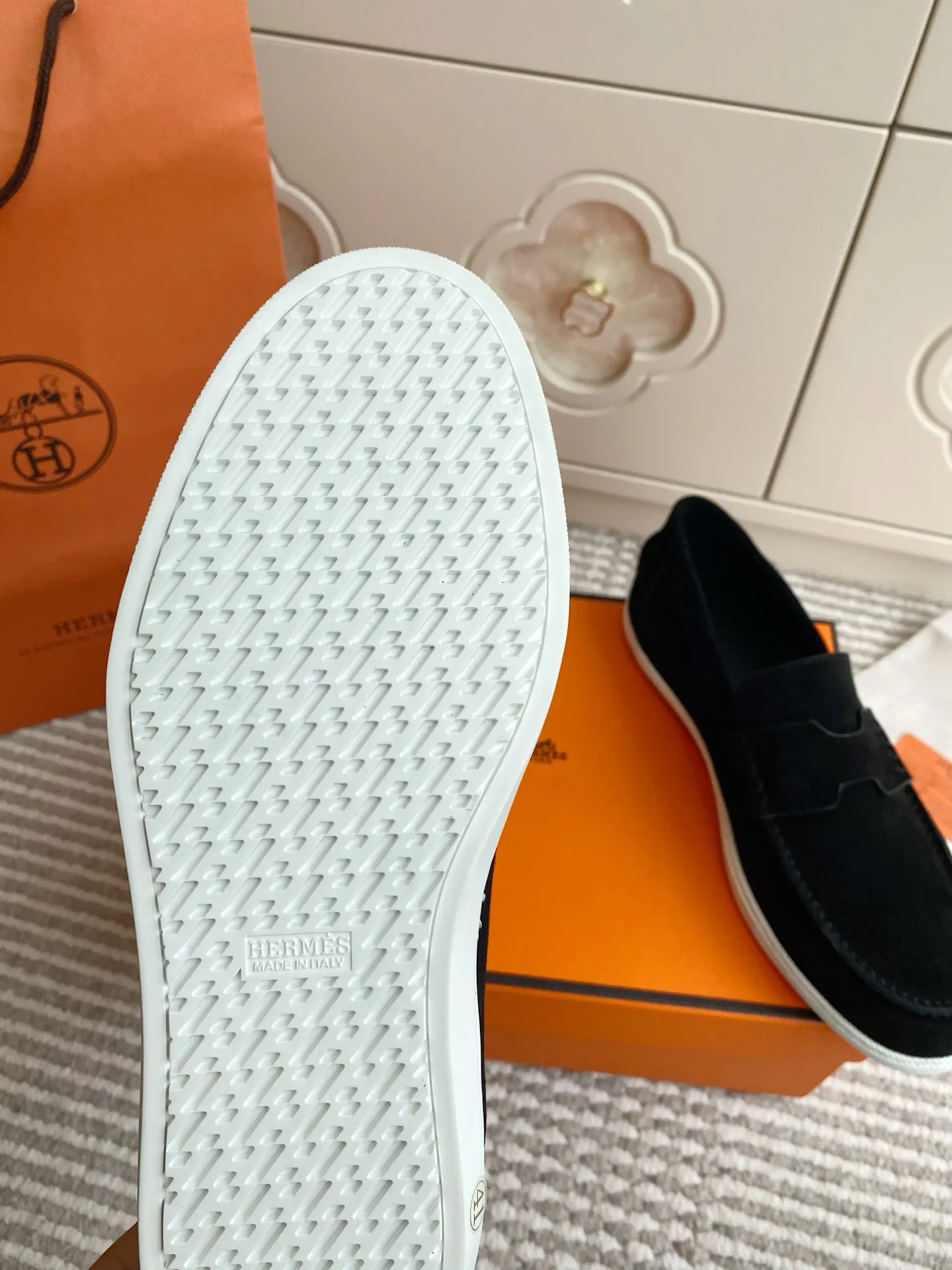 p560✨Hermes Couple Loafers｜Walking in the urban high-end, easily wearing Hermès temperament✨Who says luxury and comfort can’t have both?  This pair of H’s classic loafers really does it!  ▪️"Customized imported Yangjing fabric" is soft and delicate ▪️"Full sheepskin lining" + "soft-soled shoes" design. Your feet will be healed the moment you put them on~ It's like stepping on clouds☁️You won't feel tired after walking all day!  The iconic "H" buckle is low-key and luxurious. It is matched with a rubber outsole. It is lightweight and stylish. Whether you are commuting or shopping, you can easily achieve casual urban style🏙 Can be worn by couples. Full range of sizes, girls 35-41 | boys 39-45. Wear them together when going out. Sweet and high-end💑 Original mold opening. Details are in place. Those who understand will be attracted at a glance ️❤️ #Hermès loafers #coupleshoes #lightweight and versatile shoes